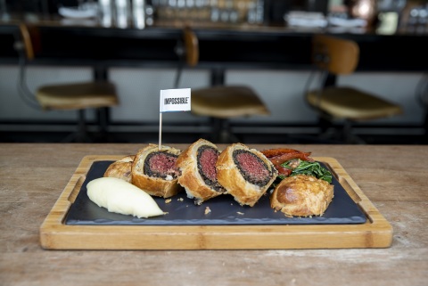 Gordon Ramsay开设的Bread Street Kitchen推出Impossible Wellington，采用Impossible植物性素肉制作。（照片：美国商业资讯）