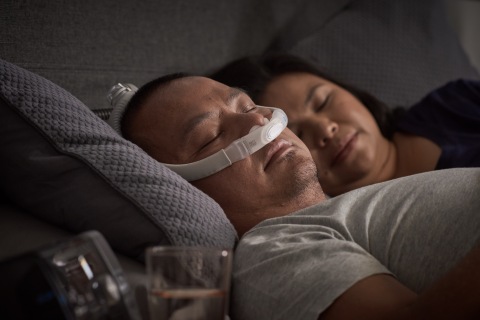 睡眠中佩戴AirFit P30i鼻枕式上翹管CPAP面罩的男士，近景（照片：美國商業資訊） 