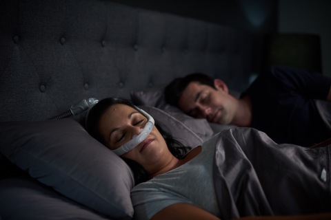 睡眠中佩戴AirFit P30i鼻枕式上翹管CPAP面罩的女士（照片：美國商業資訊） 