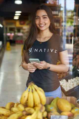 市场中的Native数据采集者（照片：美国商业资讯）