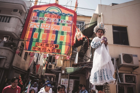 长洲居民于太平清醮节庆期间会举行飘色会景巡游、粤剧神功戏、舞狮，并以传统美食等，大事庆祝（照片：美国商业资讯） 