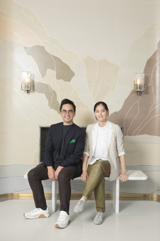左：K11创始人兼新世界发展执行副主席兼总经理郑志刚先生。 右： K11 ARTUS顶层海景复式花园公寓设计师之一、国际知名室内设计师Joyce Wang。 