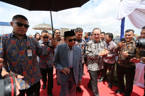 Prof. Dr. Ing. H. Bacharuddin Jusuf Habibie, FREng and Mr. Po Sun Kok conducting site visit at US$1 Billion Meisterstadt Integrated Development Batam. (Photo: Business Wire)
