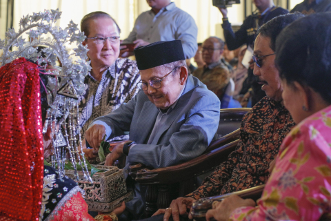 印尼第三任總統、皇家工程院士Dr. Ing. H. Bacharuddin Jusuf Habibie教授參觀其10億美元的巴淡島Meisterstadt綜合開發案。（照片：美國商業資訊）