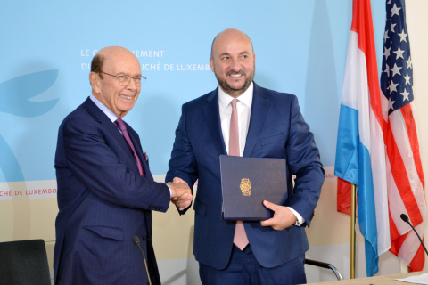 U.S. Secretary of Commerce Wilbur Ross and Luxembourg’s Deputy Prime Minister and Minister of the Economy, Etienne Schneider sign memorandum on space co-operation (Photo: Business Wire)