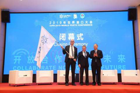 Mr. Chen Hongxian(1st from Right), Director General of Guangzhou Port Authority handing over the IAPH flag to Luc Arnouts from Port of Antwerp (1st from Left). In the middle is Santiago G Mila, President of the International Association of Ports and Harbours, IAPH (Photo: Business Wire)