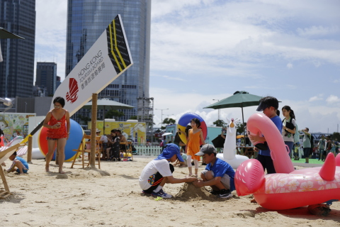 香港龍舟嘉年華是一場真正的夏日派對，將繼續帶來人工沙灘和「嬉水玩樂區」。除了新的嬉水遊戲，還提供休閒躺椅和水槍，本地公眾和遊客可在中環享受日光浴，歡度嬉水時光。（照片：美國商業資訊）