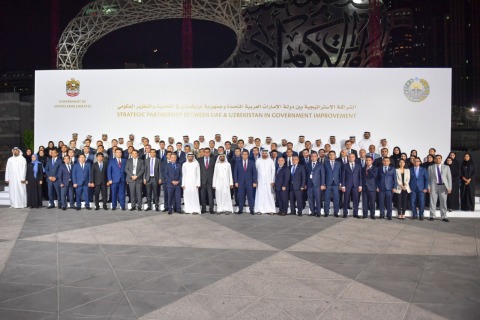 阿聯副總統兼總理兼杜拜統治者Sheikh Mohammed bin Rashid與烏茲別克代表團合影（照片：AETOSWire）