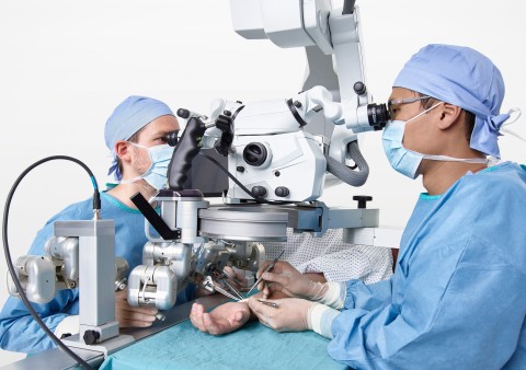 外科医生在患者手臂显微手术中使用Microsure的MUSA。照片来源： Microsure。