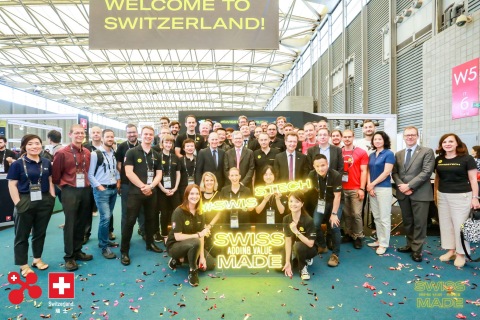 瑞士驻华大使罗志谊、美国消费技术协会总裁兼亚洲消费电子展首席执行官盖瑞·夏培罗与22家瑞士初创企业在瑞士科技展馆合影留念。 