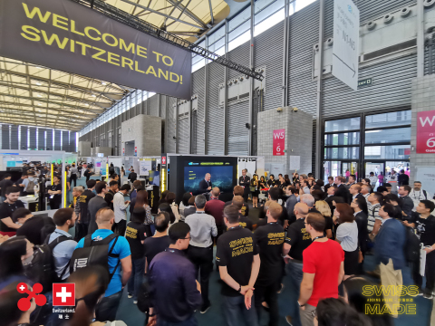 美国消费技术协会总裁兼亚洲消费电子展首席执行官盖瑞·夏培罗正在为瑞士科技展馆作开幕致辞。 