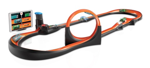 Hot Wheels™ id Smart Track® Kit采用全新的风火轮轨道设计，可提高速度、增强行进、跳跃和撞击动作，同时还可增加汽车的总行驶距离。（照片：美国商业资讯） 