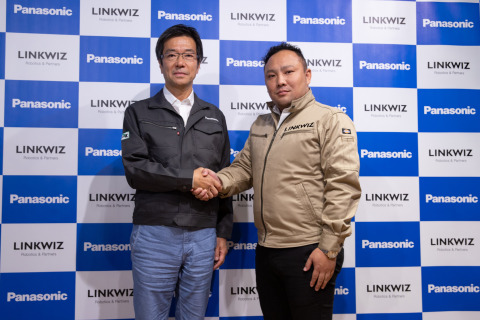 松下Connected Solutions Company首席执行官Yasu Higuchi（左）和Linkwiz, Inc.总裁Go Fukino（右）（照片：美国商业资讯） 