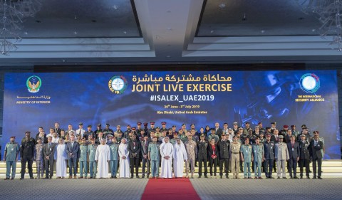 Sheikh Saif bin Zayed Al Nahyan殿下与ISALEX19参与人员合影留念（照片：AETOSWire）