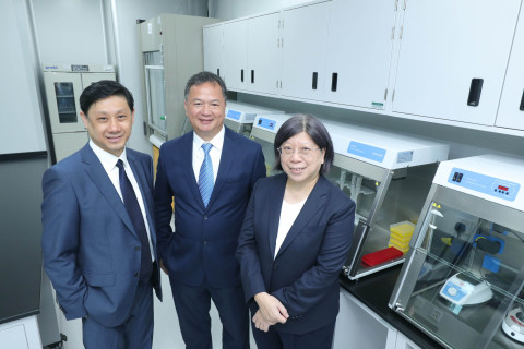 Senior executives of ACT Genomics who take guests on a tour of the laboratory after the ceremony. (From left to right) Mr Victor CHAN, Chief Financial Officer of ACT Genomics; Dr Hua Chien CHEN, Chief Executive Officer of ACT Genomics; Dr Shu Jen CHEN, Chief Scientific Officer of ACT Genomics (Photo: Business Wire)