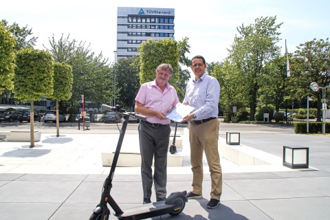 Holger Hütz, Vice President of TÜV Rheinland Engineering & Type Approval (left) delivered the German certificate according to small electric vehicles directive (eKFV) to Dennis Hardholt, President of Segway-Ninebot EMEA (Photo: Business Wire)