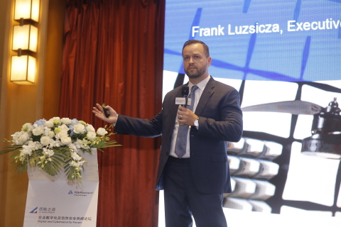 TÜV莱茵数字化与信息安全全球执行副总裁Frank Luzsicza在现场揭晓白皮书的主要内容。 (照片：美国商业资讯) 