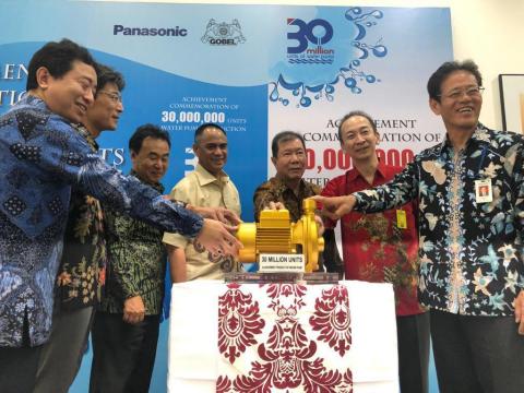 在印尼参与水泵生产的代表齐聚一堂，共庆这一里程碑。（照片：美国商业资讯）