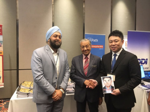 从左至右：NIPPON Platform马来西亚分公司代表Tharminder Kuckreja；马来西亚首相马哈蒂尔；NIPPON Platform首席执行官Jun Takagi（照片：美国商业资讯）