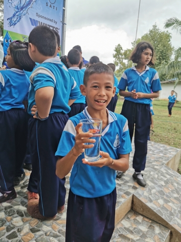 Watts和Planet Water Foundation在泰國沙繳府建造一座濾水塔，每天每件裝置可為1,000人供應1萬公升清潔水源，當地一名兒童正在喝水。（照片：美國商業資訊）