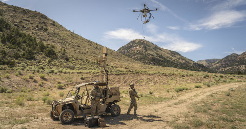 對於軍事用途和其他應用，綁線無人機可提供持續的態勢感知。它們可連接基地台或車輛，以提供持續供電和安全通訊。（照片：美國商業資訊）