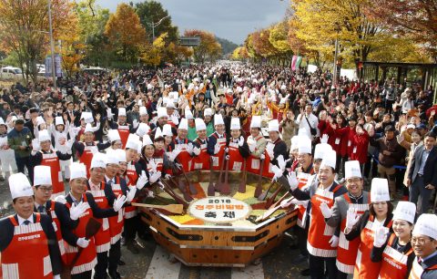 Jeonju city hosts the 2019 Jeonju Bibimbap Festival, a fiesta of traditional Korean taste and charm. Under the slogan of “Mixing excitingly! Enjoying deliciously!” the festival will be held around Jeonju from October 9 to 12. A UNESCO Creative City of Gastronomy, Jeonju is a city that boasts a well-preserved traditional Korean culture and a lot of tourist attractions. Bibimbap is white rice mixed with all sorts of vegetables, minced beef and hot pepper paste. Jeonju Bibimbap is the most popular Bibimbap both in and out of the country. The photo is an eye-catching signature ceremony of Jeonju Bibimbap Festival, a large amount of rice and other ingredients are mixed in a jumbo bowl to make Bibimbap for about 5,000 servings at a time. (Photo: Business Wire)