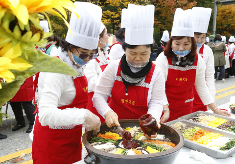 Jeonju city hosts the 2019 Jeonju Bibimbap Festival, a fiesta of traditional Korean taste and charm. Under the slogan of “Mixing excitingly! Enjoying deliciously!” the festival will be held around Jeonju from October 9 to 12. A UNESCO Creative City of Gastronomy, Jeonju is a city that boasts a well-preserved traditional Korean culture and a lot of tourist attractions. Bibimbap is white rice mixed with all sorts of vegetables, minced beef and hot pepper paste. Jeonju Bibimbap is the most popular Bibimbap both in and out of the country. Photo shows a Bibimbap cooking contest. (Photo: Business Wire)