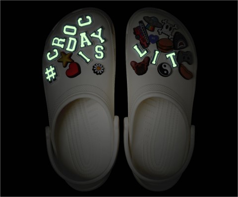 今年的限量版#CrocDay经典洞洞鞋将扣满搭配精美、量身定制的#CROCDAYISLIT Jibbitz™鞋花——其中一些还闪闪发光！（照片：美国商业资讯）