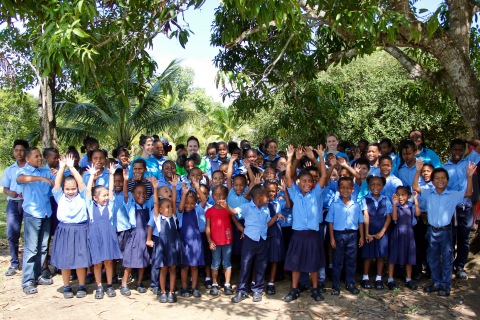 最近，卡駱馳攜手UNICEF親善大使、卡駱馳全球品牌大使Priyanka Chopra Jonas，透過UNICEF向貝里斯服務未及地區的學齡兒童捐贈了2.5萬雙經典洞洞鞋。根據此次合作，將分兩次向該地區做出捐助，這是第一部分捐助工作。最終將捐贈共計5萬雙鞋，將在未來一年完成。（照片：美國商業資訊）