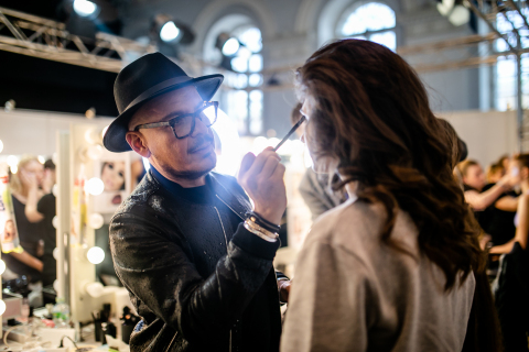 梅賽德斯-賓士俄羅斯時裝週，Luis Casco為伸展台模特兒打造妝容（照片：玫琳凱公司）