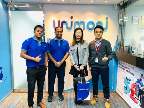 阿聯酋交易所在香港更名為Unimoni——在Unimoni香港分公司與客戶合影（照片：AETOSWire）