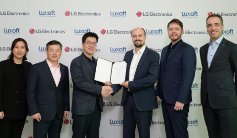 LG電子和Luxoft在2020年1月7日舉行的合資協議簽署儀式，（左起）Heewon Choi（LG電子軟體業務專案管理部門副總裁），Jonggyu Kim（Zenith總裁兼LG電子資深副總裁），I.P. Park（LG電子科技長）（右起）Markus Kissendorfer（Luxoft汽車銷售資深副總裁），Vildan Hasanbegovic（Luxoft汽車合作部總監），Mikhail Bykov（Luxoft汽車解決方案資深副總裁）（照片：美國商業資訊） 