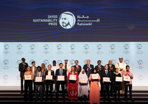 Sheikh Mohamed Bin Zayed殿下同国家元首和高层官员与2020年扎耶德可持续发展奖获奖者合影（照片：AETOSWire）
