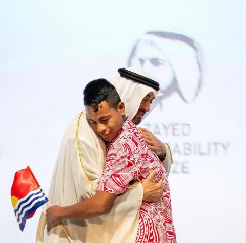 Sheikh Mohamed bin Zayed殿下和Eutan Tarawa IETA Junior Secondary School的一名学生（照片：AETOSWire）