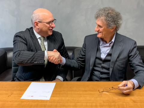 奥升德功能材料首席执行官Phil McDivitt和D'Ottavio Group总裁Giancarlo D'Ottavio就收购Poliblend和Esseti Plast GD事宜签署协议。（照片：美国商业资讯）