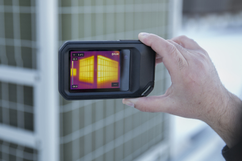 FLIR C5紧凑型热像仪是受欢迎的Cx系列的最新产品。它利用新的内置FLIR Ignite云连接功能将图像立即上传到云端，可用于建筑、制造和公用事业应用。（照片：美国商业资讯）