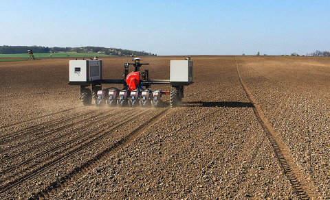 AGROINTELLI的Robotti自動駕駛運載工具使用Velodyne的Puck™感測器在農田間進行安全高效的導航。（照片：Velodyne Lidar）