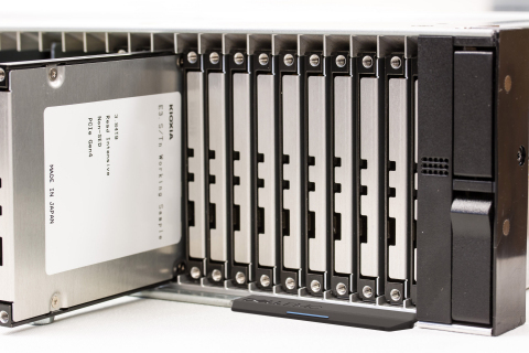 將安裝在2U大小的機架式伺服器原型上的鎧俠E3.S SSD評估樣品，此類伺服器原型可以安裝48個E3.S SSD（圖中照片）（照片：美國商業資訊） 