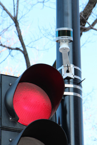Blue City Technology解決方案搭載Velodyne雷射雷達感測器，可為紅綠燈提供即時的多模式交通資料和分析，協助改善道路安全和流動性。（照片：Blue City Technology）