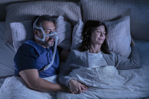 瑞思迈AirTouch N20鼻罩CPAP，睡眠中的伴侣，俯视图（照片：美国商业资讯） 