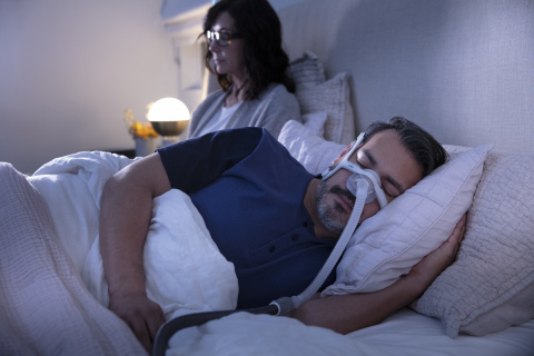瑞思迈AirTouch N20鼻罩CPAP，睡眠中的伴侣，侧视图（照片：美国商业资讯） 