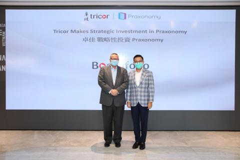 卓佳香港首席执行官温佩麟先生（右）与Praxonomy创办人兼行政总裁邵义先生（左）进行签约仪式。(Photo: Business Wire) 