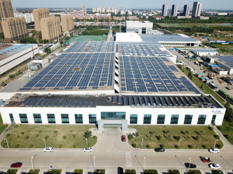 伊頓汽車集團中國濟寧工廠安裝太陽能屋頂為工廠發電。（照片：美國商業資訊）