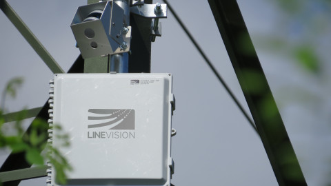 LineVision V3系统由Velodyne的Puck™传感器提供支持，可通过识别电力线中的操作异常来协助电力公司，从而有助于减少可能引起野火或破坏的事件发生。（照片：LineVision, Inc.）