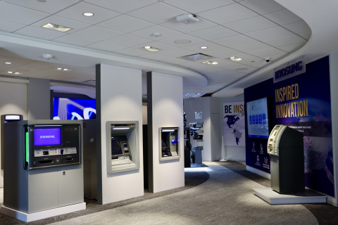 Hyosung最先進的客戶體驗中心(CXC)是Hyosung新北美總部的一部分，該總部位於德州歐文市的Las Colinas’ Mandalay Towers II。這座占地6,279平方英尺的高科技場地配備巨大的LED電視牆、互動式觸控式螢幕，還擁有以體驗式金融和零售環境為背景的最新產品和軟體解決方案。此外，Hyosung還計畫推出虛擬CXC之旅，以接觸位於各地的客戶。（照片：美國商業資訊）