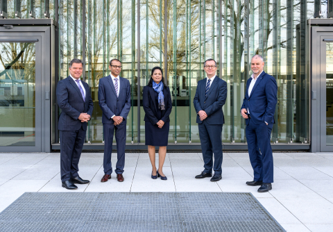 From left to right: Christian O. Erbe, CEO Erbe Elektromedizin GmbH, Shirish Joshi, General Manager Maxer Endoscopy GmbH, Gayatri Joshi, Shareholder Maxer Endoscopy GmbH, Daniel Zimmermann, CFO Erbe Elektromedizin GmbH, and Marcus Felstead, CMO Erbe Elektromedizin GmbH. (The picture was taken after all parties were tested COVID-19 negative.