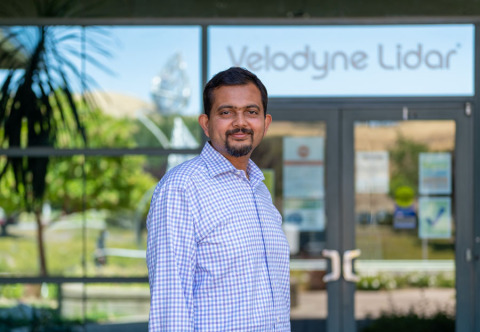 Velodyne Lidar首席执行官Anand Gopalan将在“智能基础设施与能源周”在线活动中就智能基础设施以及网联和自动驾驶汽车的融合发表演讲。Gopalan将探讨由激光雷达硬件和软件支持的这种融合如何推动自动解决方案的发展，从而推进安全、可持续和无障碍的交通运输以及智能社区的发展。（照片：Velodyne Lidar） 