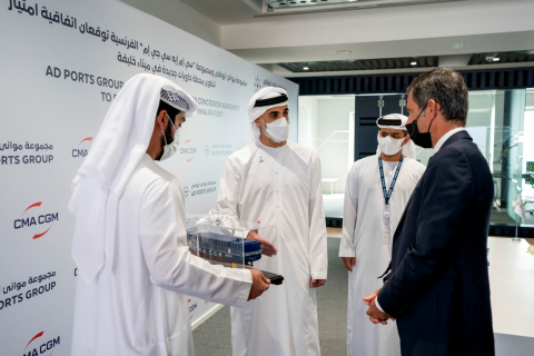 阿布扎比执行委员会成员兼阿布扎比执行办公室主席Sheikh Khalid bin Mohamed bin Zayed Al Nahyan殿下会见AD Ports Group和达飞海运集团的高管，见证了双方之间特许协议的签署。（照片：AETOSWire）