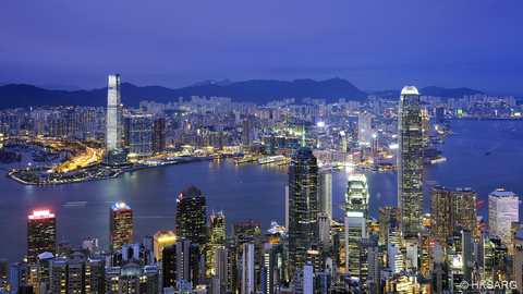 香港将会上演一场精彩绝伦的大型艺术汇演来迎接2022，包括灯火灿烂的维多利亚港、M+幕墙的倒数时钟，以及香港旗舰乐团香港管弦乐团的激昂演奏。 (图片来源：BrandHK)