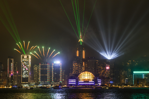 踏入2022，香港艺术盛会呈现特别版“幻彩咏香江”，以射灯及激光配合烟火效果照亮维港，为新一年揭开序幕。 (照片：美国商业资讯)
